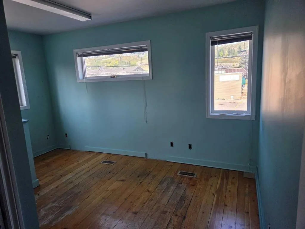 508 1 Street W, #Upper Back
