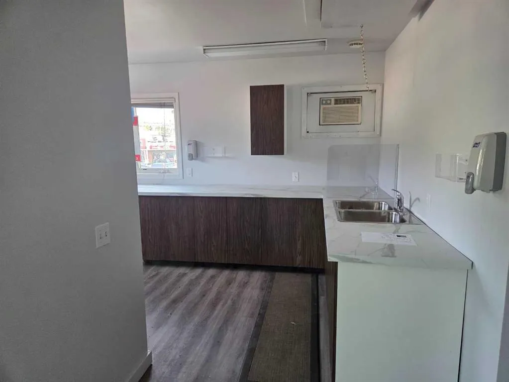 508 1 Street W, #Upper Back