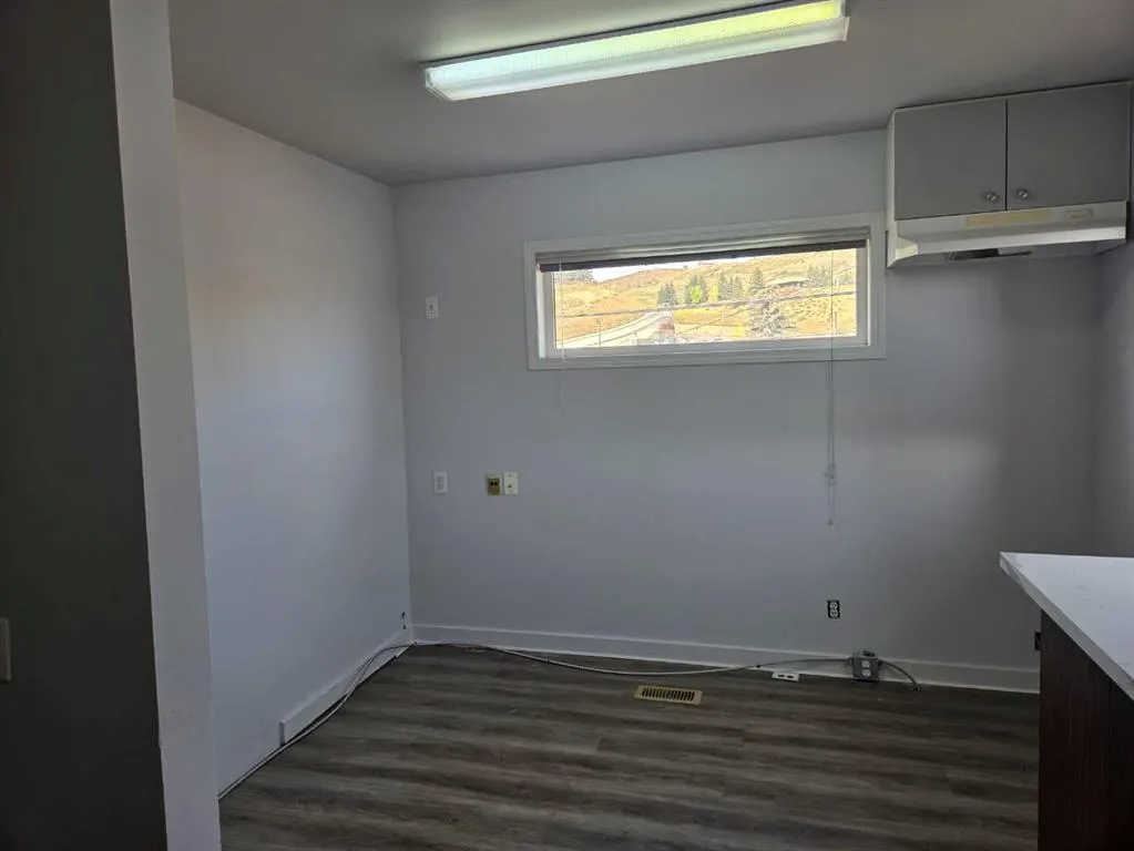 508 1 Street W, #Upper Back