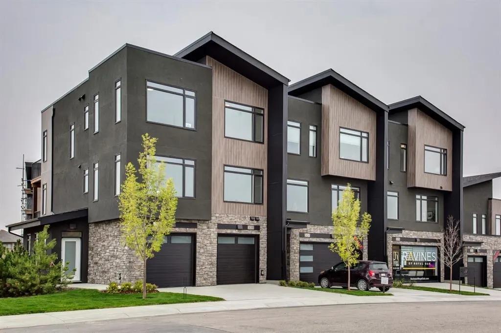 261 Royal Elm Road NW
