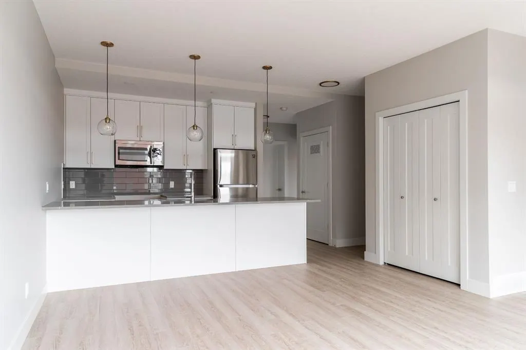 261 Royal Elm Road NW