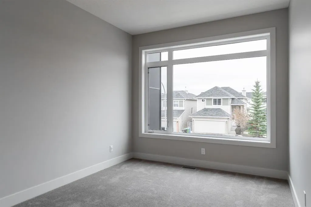 261 Royal Elm Road NW