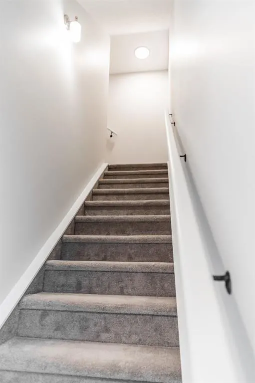 261 Royal Elm Road NW