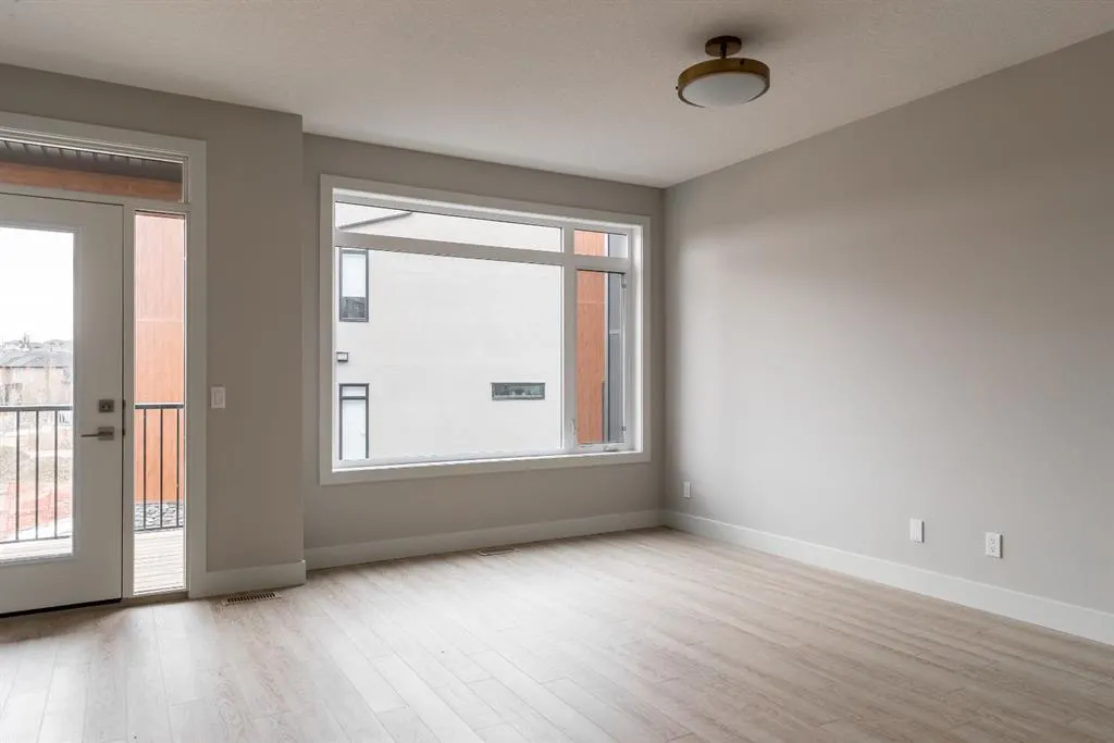 261 Royal Elm Road NW