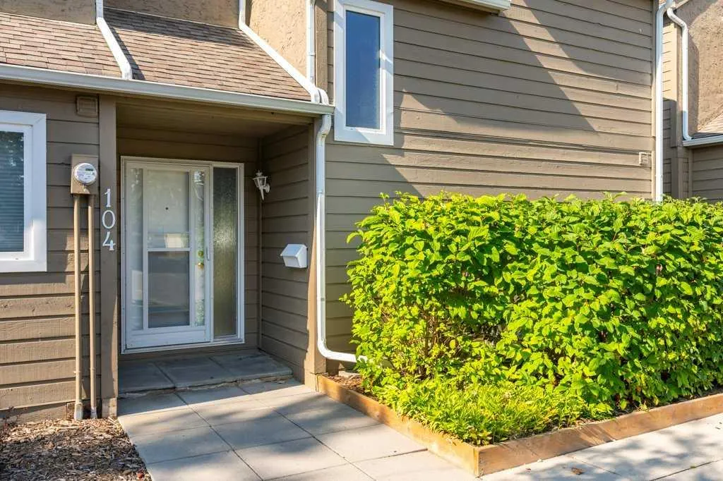 829 Coach Bluff Crescent SW, #104