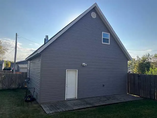 21 3 Avenue W
