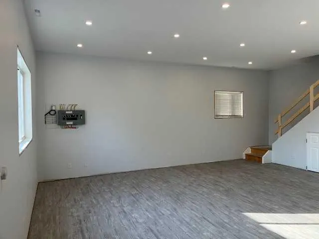 21 3 Avenue W