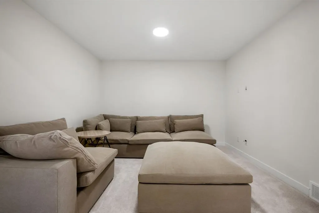 108 Carringsby Manor NW