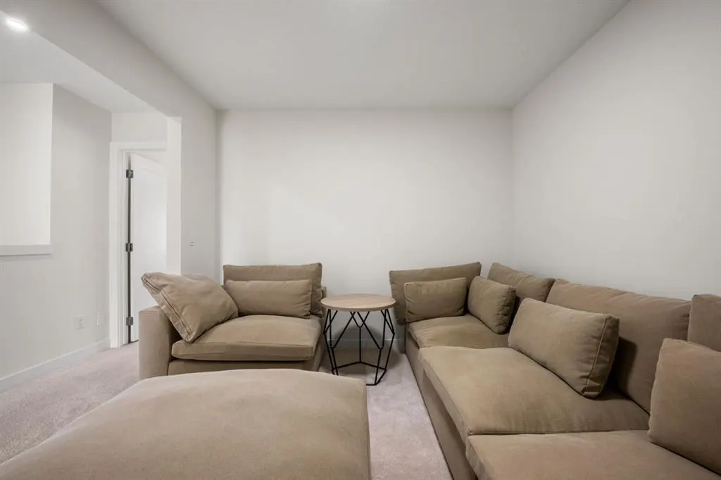 108 Carringsby Manor NW