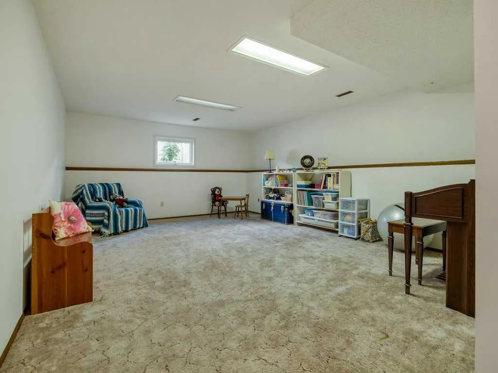84 Elm Crescent S