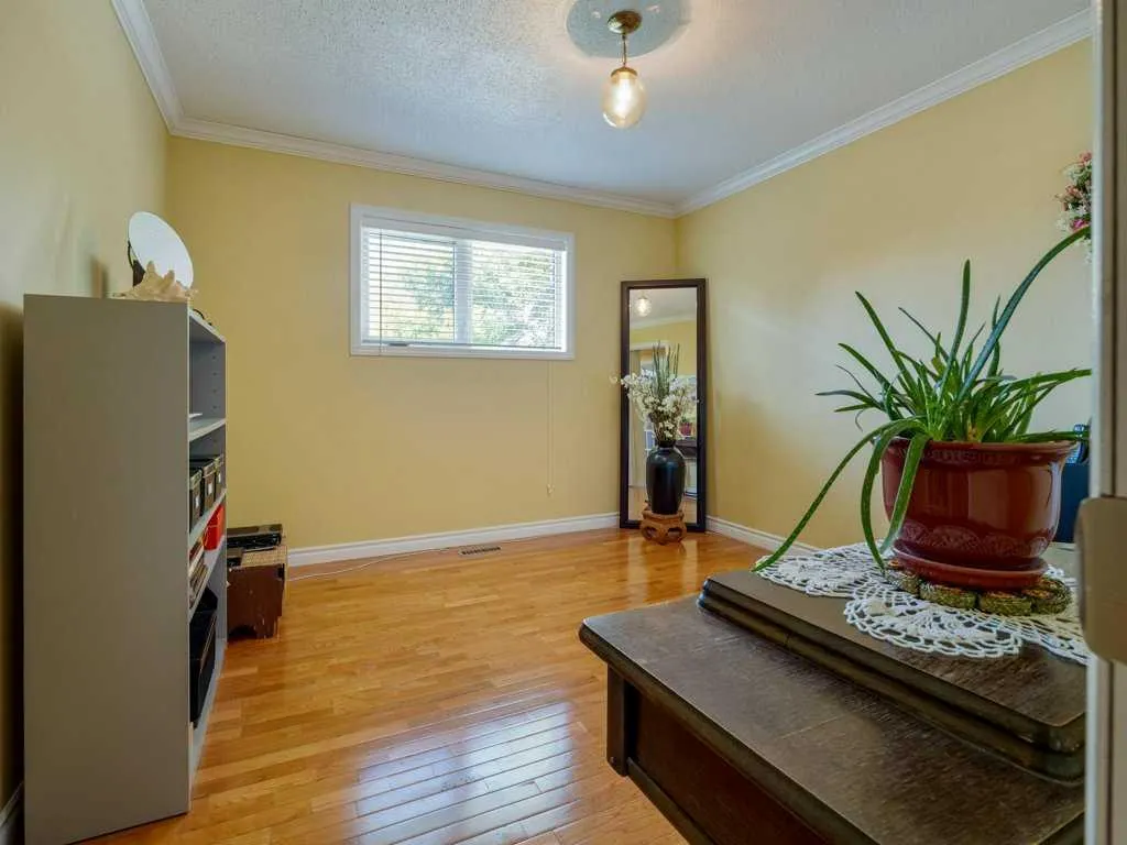 84 Elm Crescent S
