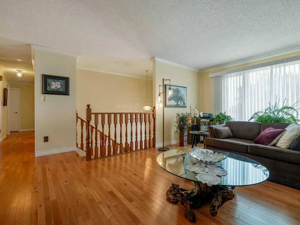 84 Elm Crescent S
