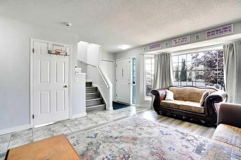 8 MARTIN CROSSING Crescent NE