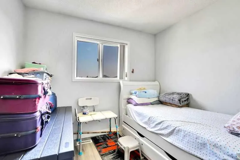 8 MARTIN CROSSING Crescent NE