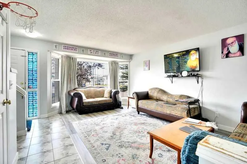 8 MARTIN CROSSING Crescent NE
