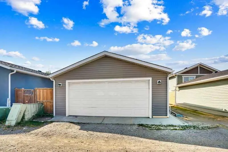 8 MARTIN CROSSING Crescent NE
