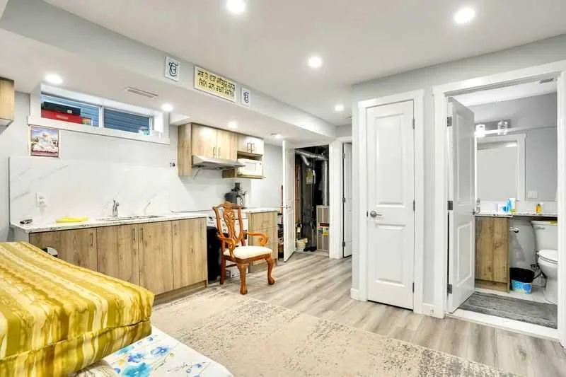 8 MARTIN CROSSING Crescent NE