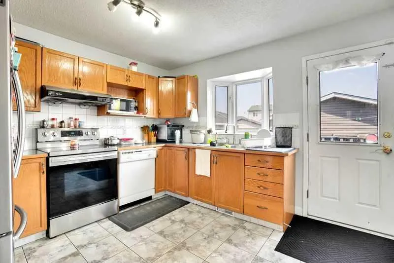 8 MARTIN CROSSING Crescent NE
