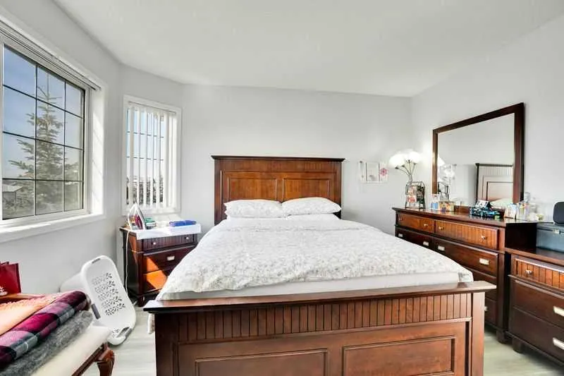 8 MARTIN CROSSING Crescent NE