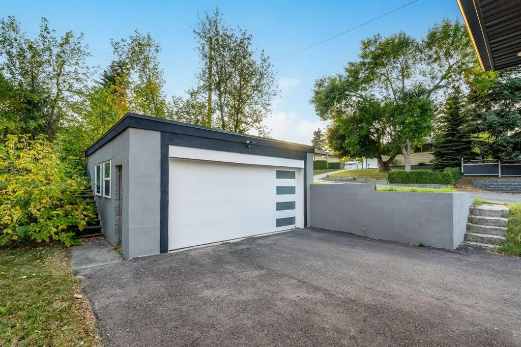 135 Thorncrest Road NW