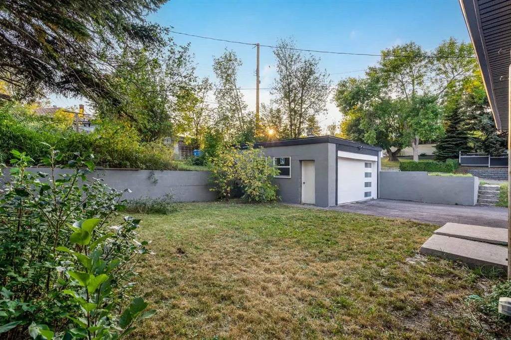 135 Thorncrest Road NW