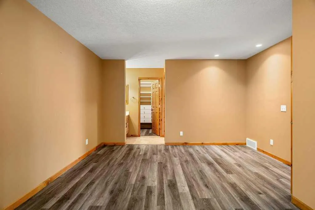136 Cranwell Crescent SE