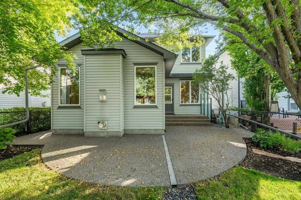 136 Cranwell Crescent SE