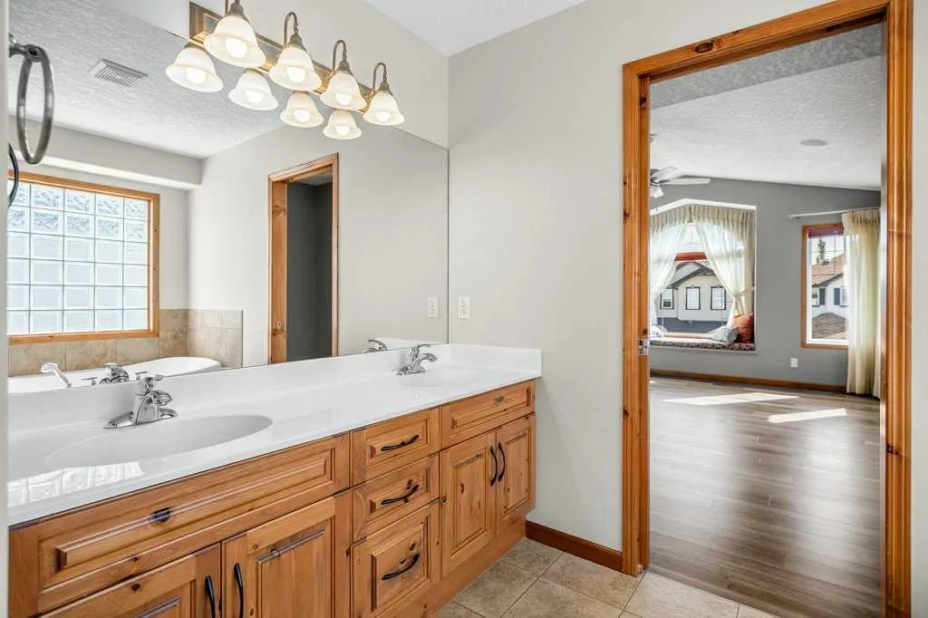 136 Cranwell Crescent SE