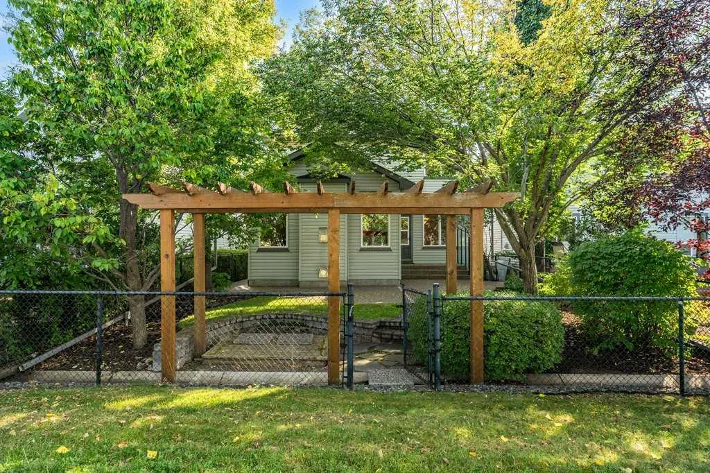136 Cranwell Crescent SE