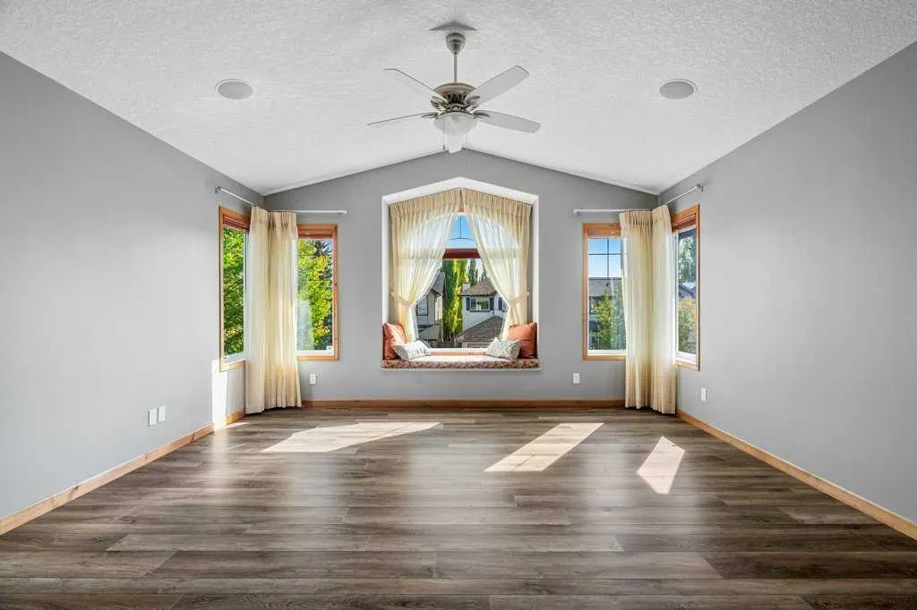 136 Cranwell Crescent SE