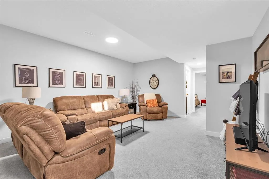 32 Legacy Reach Crescent SE