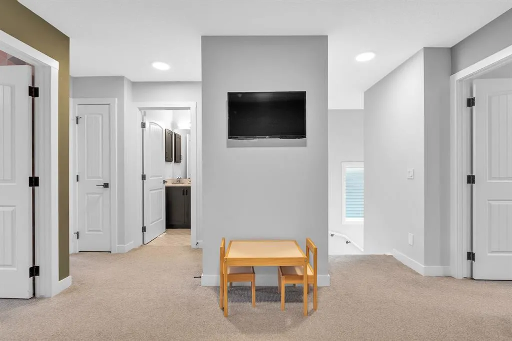 32 Legacy Reach Crescent SE