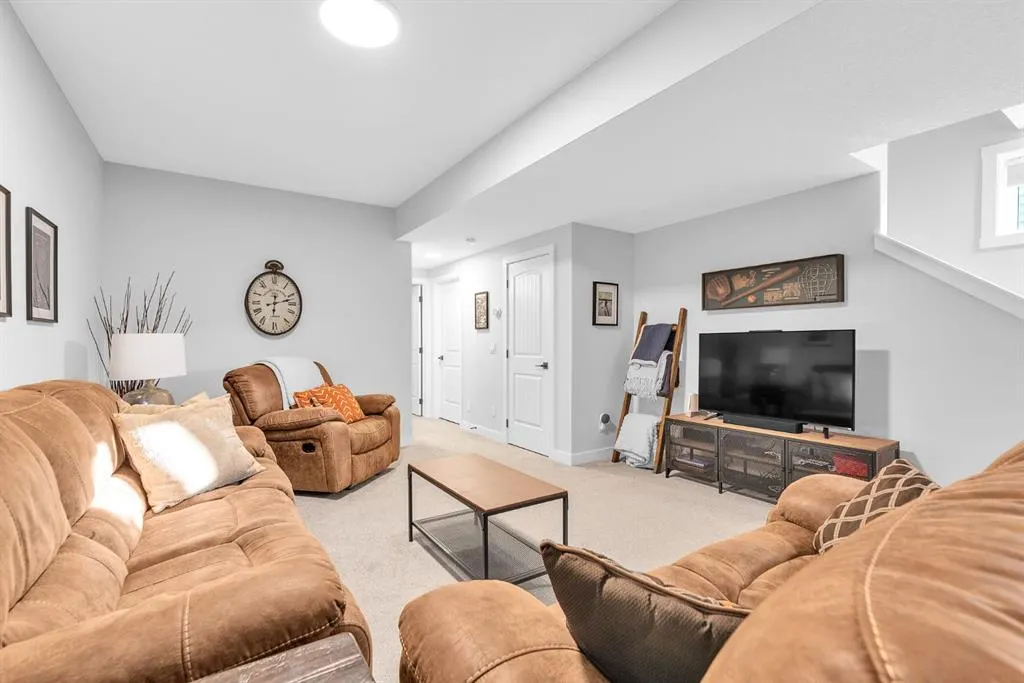 32 Legacy Reach Crescent SE