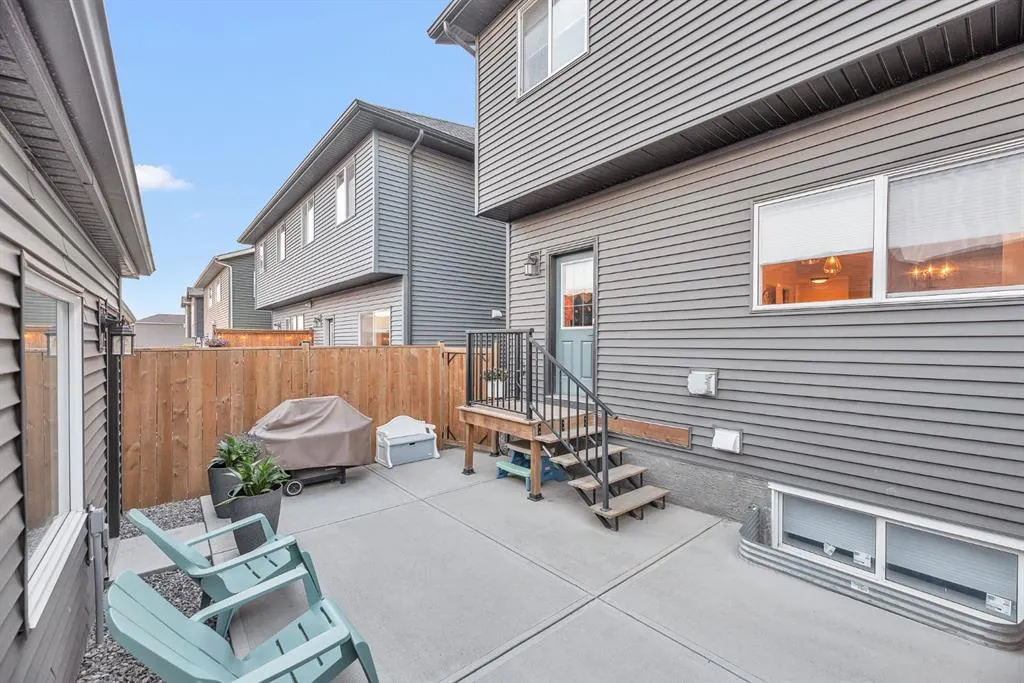 32 Legacy Reach Crescent SE