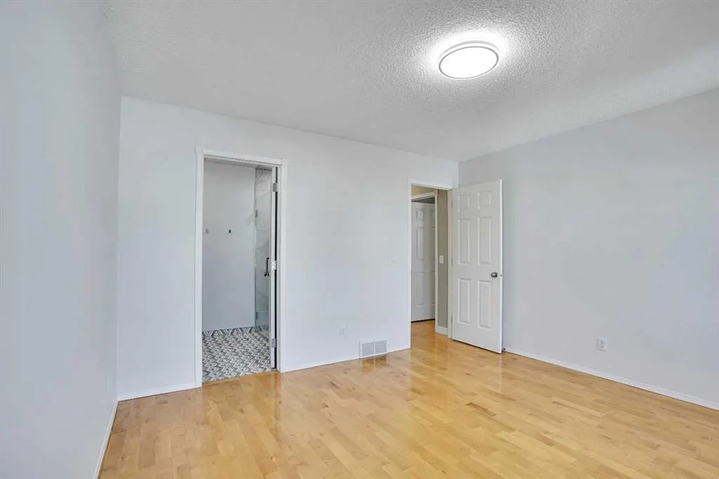 307 Arbour Grove Close NW
