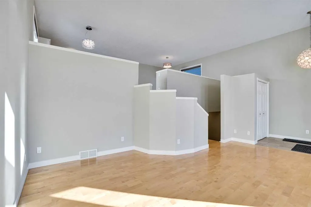 307 Arbour Grove Close NW