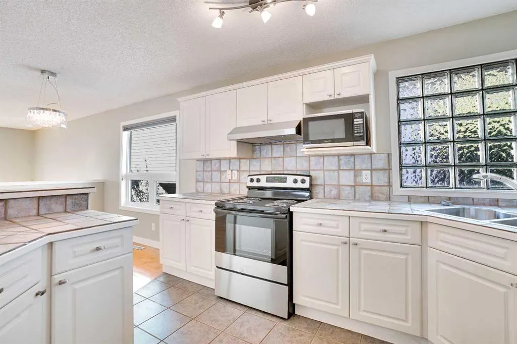307 Arbour Grove Close NW