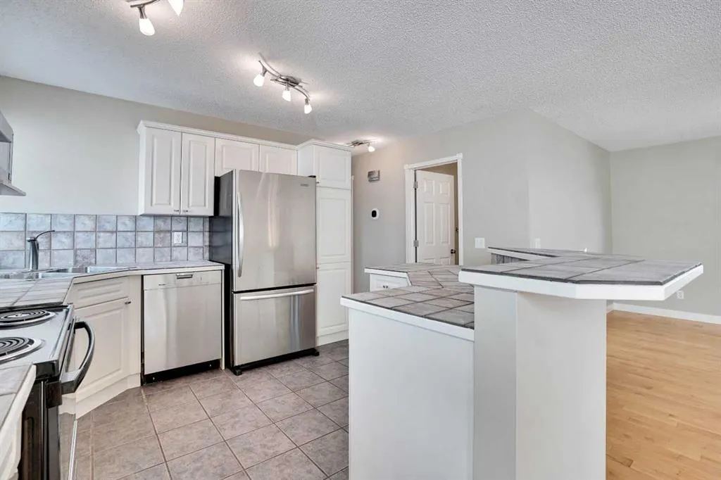 307 Arbour Grove Close NW