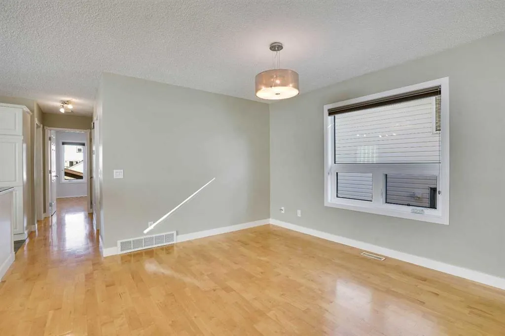 307 Arbour Grove Close NW