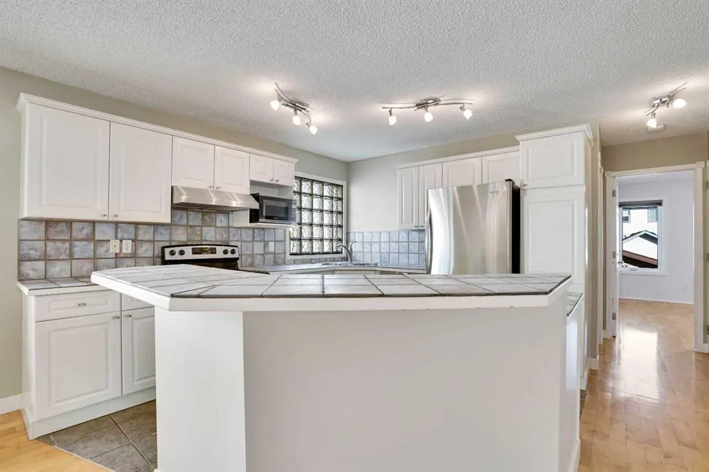 307 Arbour Grove Close NW