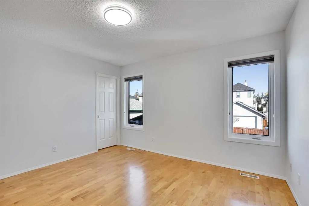 307 Arbour Grove Close NW