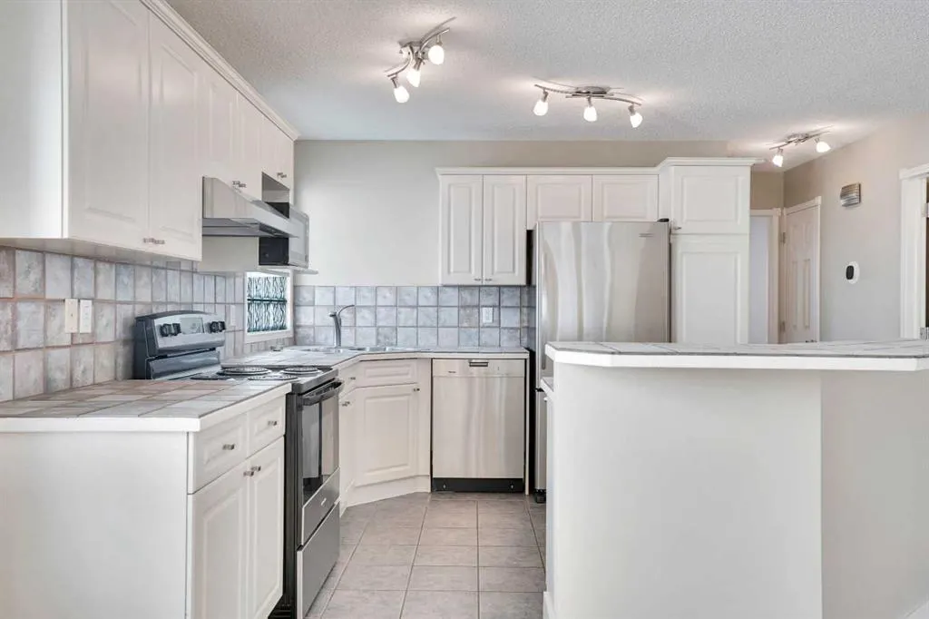307 Arbour Grove Close NW