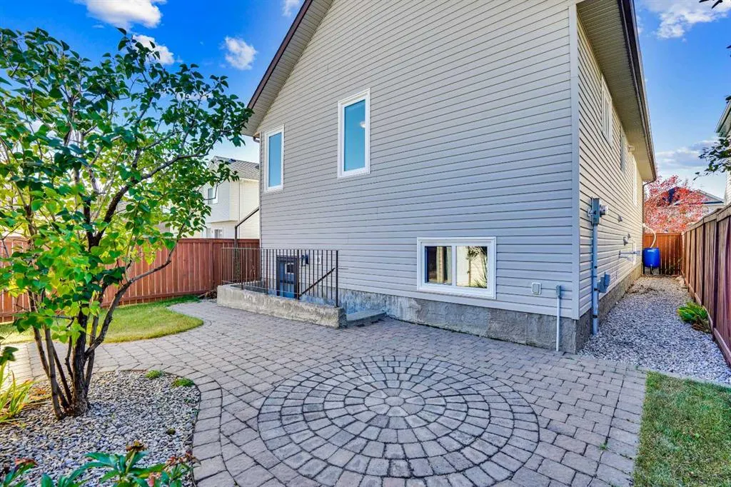 307 Arbour Grove Close NW