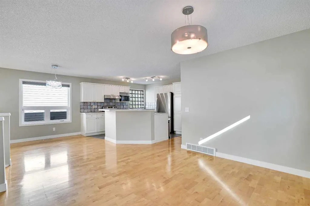 307 Arbour Grove Close NW