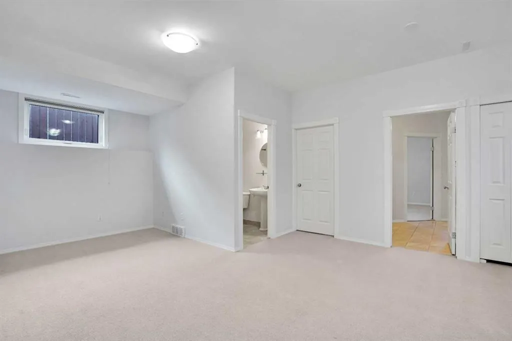 307 Arbour Grove Close NW
