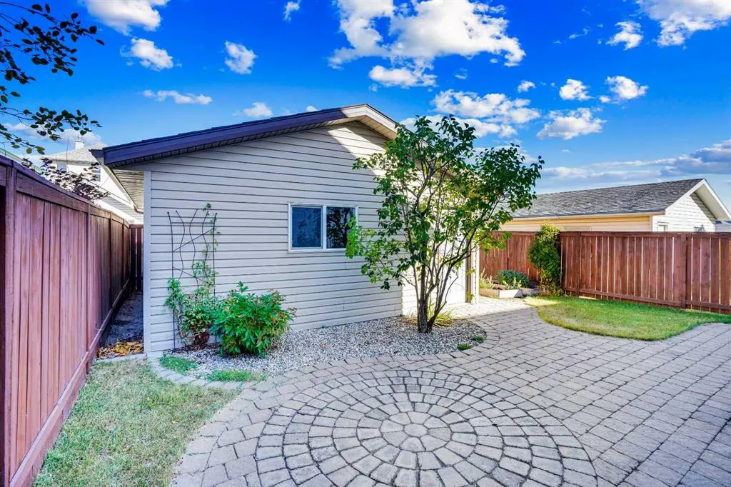 307 Arbour Grove Close NW