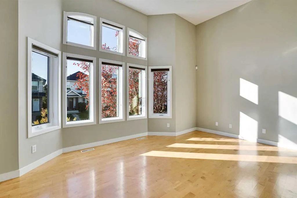 307 Arbour Grove Close NW
