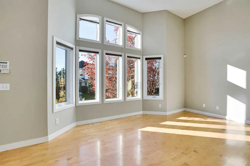 307 Arbour Grove Close NW