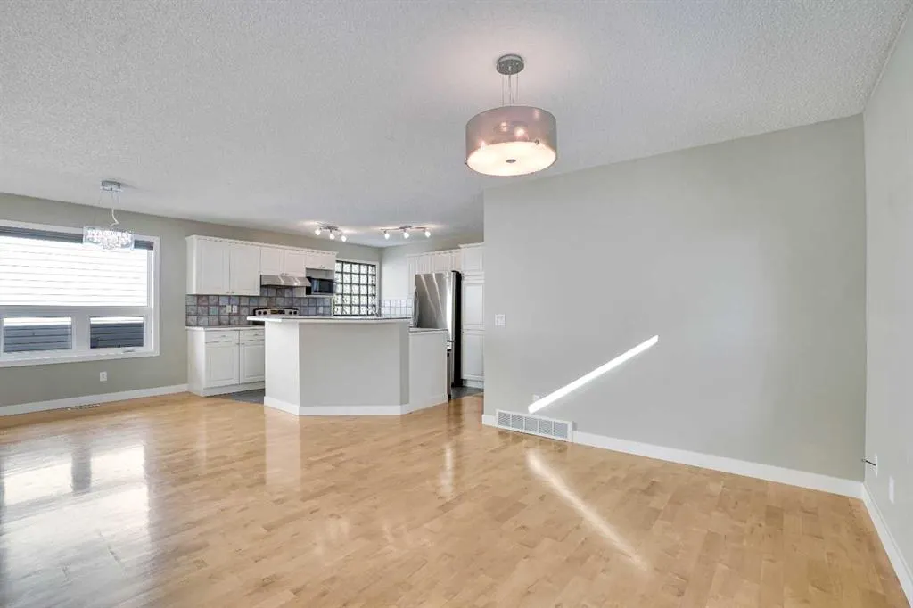 307 Arbour Grove Close NW