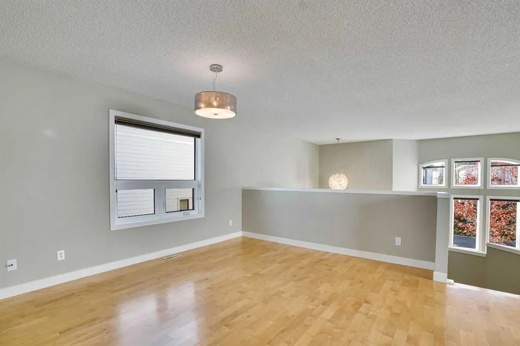 307 Arbour Grove Close NW